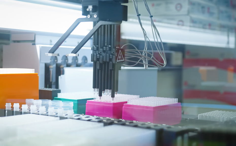 Scientist starting library prep automation sequence